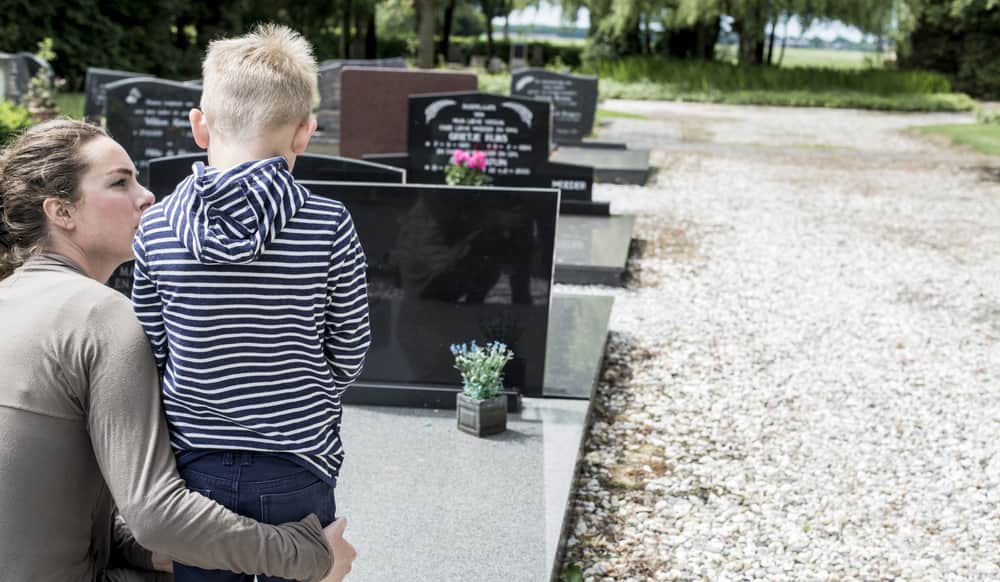 Mort d’une grand-mère ou d’un grand-père : comment faire le deuil ?